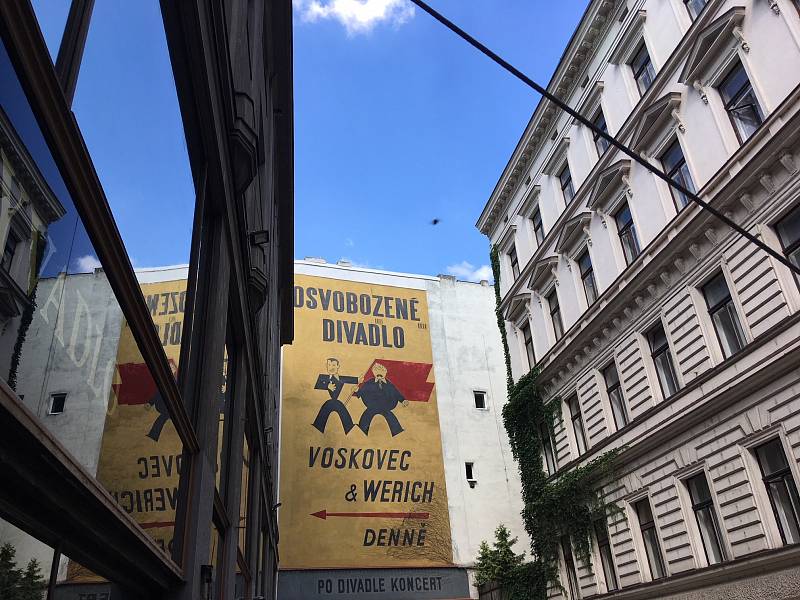 Retro reklama se skrývá v ulici V Jámě. Láká na Osvobozené divadlo