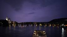 Karlův most - někteří turisté a fotografové si užívají noční déšť, 19. 8. 2022.