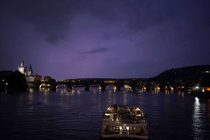 Karlův most - někteří turisté a fotografové si užívají noční déšť, 19. 8. 2022.