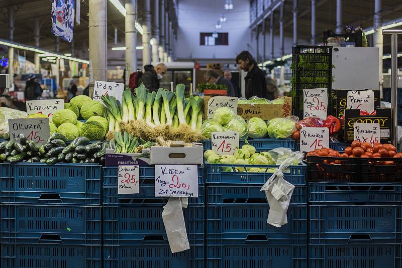 Ve vyhlášené hale 22 v pražských Holešovicích prodává na 50 farmářů a prodejců ovoce, zeleninu nebo pečivo.