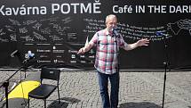 Ze slavnostního otevření kavárny Potmě na náměstí Republiky v Praze.