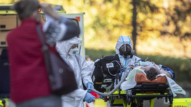 Pacienti s koronavirem ve vážném stavu byli 6. listopadu 2020 transportování pěti sanitkami ze Zlínského kraje do pražské Fakultní nemocnice v Motole.