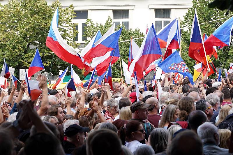 Z demonstrace s názvem Česká republika na 1. místě na Václavském náměstí v Praze.