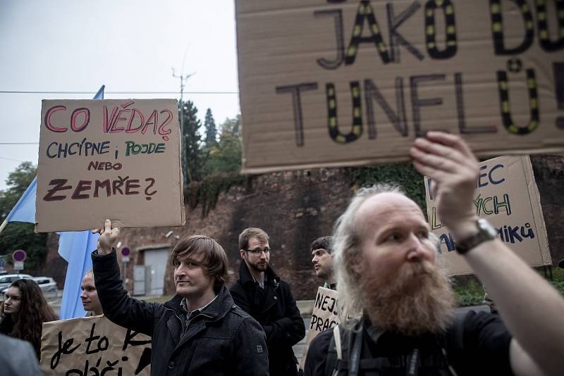 Na dvě desítky protestující se sešly 25. září před Úřadem vlády aby vyzvaly Vládu k navýšení výdajů pro vysoké školy.