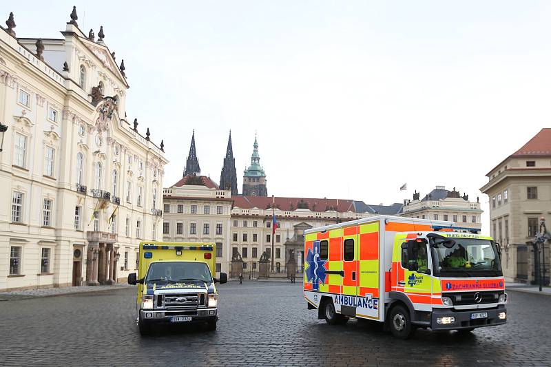Z požehnání speciálním sanitním vozům záchranné služby Trans Hospital Plus na Hradčanském náměstí v Praze.