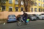 A reporter from Pražský deník also tried riding a shared bicycle.