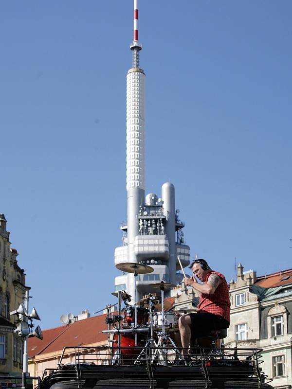 Předzvěstí divadelní části pouličního festivalu Žižkov sobě byla ve čtvrtek 24. května 2012 mini verze představení Traffic Dance – Drums na náměstí Jiřího z Poděbrad v Praze.