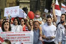 Více než dvě stovky lidí se odpoledne sešly u pražského Klementina na demonstraci kvůli situaci v Bělorusku po volbách.
