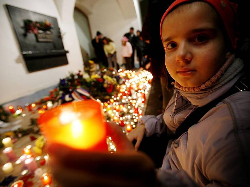 TRADICE. Na Národní třídě se opět rozzáří tisíce svíček, tentokrát za zvuku neobvyklého koncertu. Takže žádné papalášské kladení věnců.