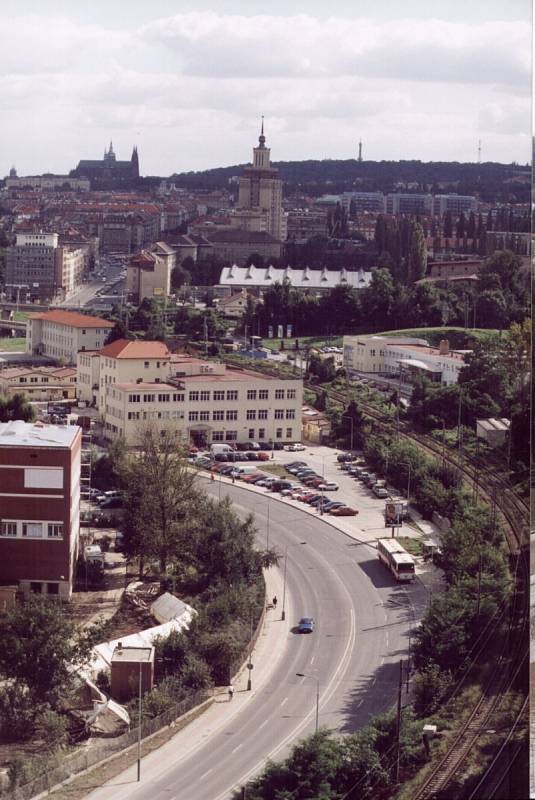 Povodně z roku 2002 v Praze. Fotografie zachycuje Podbabu ještě před kulminací hladiny Vltavy, v pozadí je i Pražský hrad.