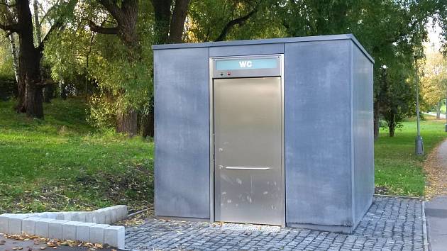 Městská část Praha 6 zprovoznila veřejné WC v Anastázově ulici. Kvůli ceně zakázky - podobné jako u malého bytu na Břevnově - však čelí kritice.