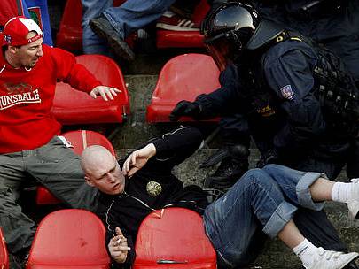 ZÁSAH. Na trávníku i v hledišti. Na snímku policisté zasahují proti výtržníkům v sektoru slávistů.