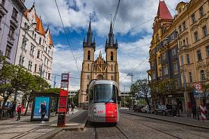 Tramvaj Škoda 14T v nové vizuální šedo-červené podobě Pražské integrované dopravy (PID).