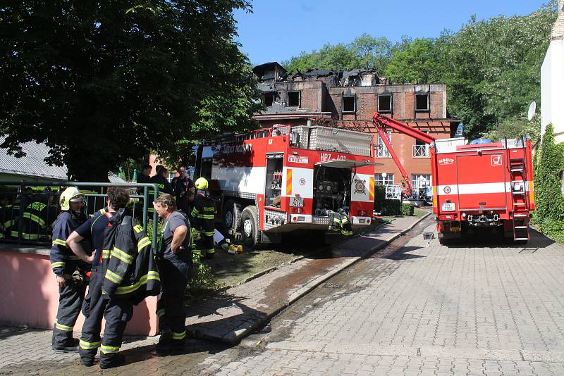 2. června 2022 ráno po požáru v Domově Alzheimer Roztoky u Prahy, který vypukl ve večerních hodinách 1. června 2022.