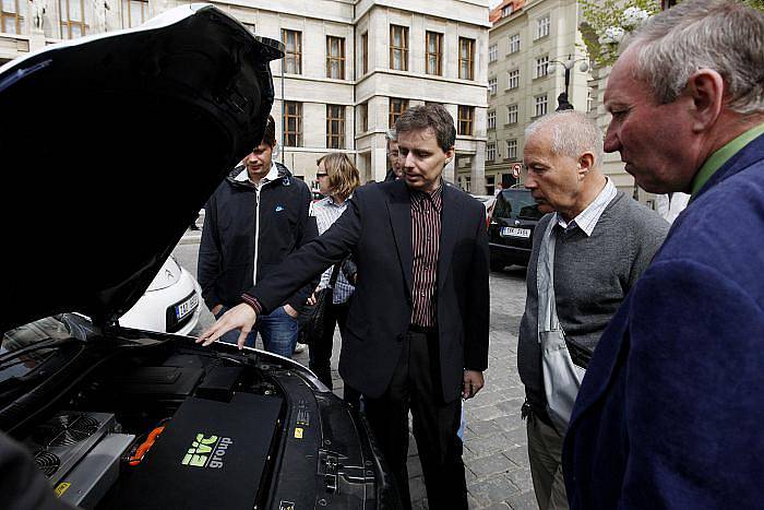 Na pražském magistrátu byl 11. dubna představen projekt Praha elektromobilní.