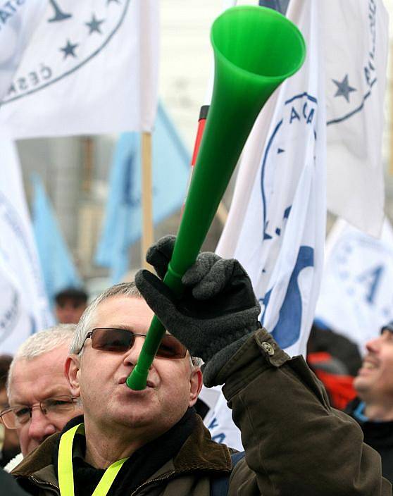 Protestní pochod odborářů proti korupci se konal v pátek v Praze. Vedl z Palackého náměstí na Malostranské náměstí.