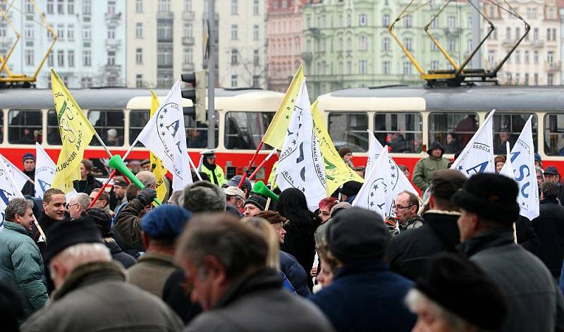 Protestní pochod odborářů proti korupci se konal v pátek v Praze. Vedl z Palackého náměstí na Malostranské náměstí.