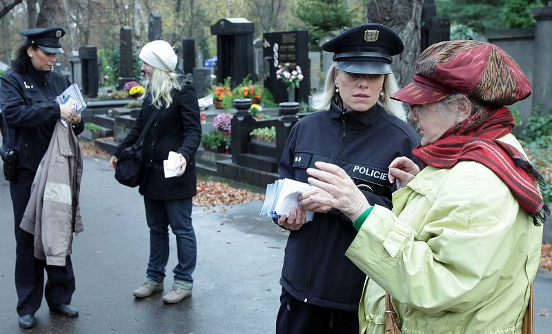 Policisté hlídkovali na Olšanských hřbitovech