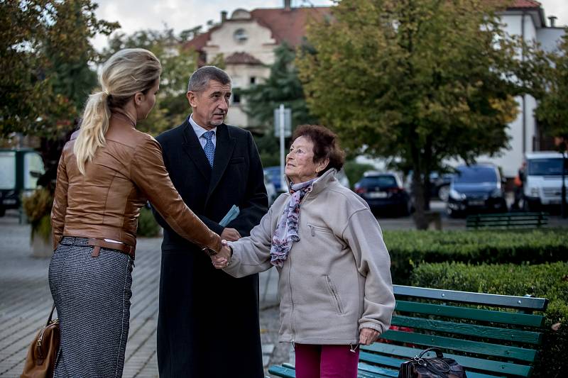 Andrej Babiš volil v krajských a senátních volbách v Průhonicích