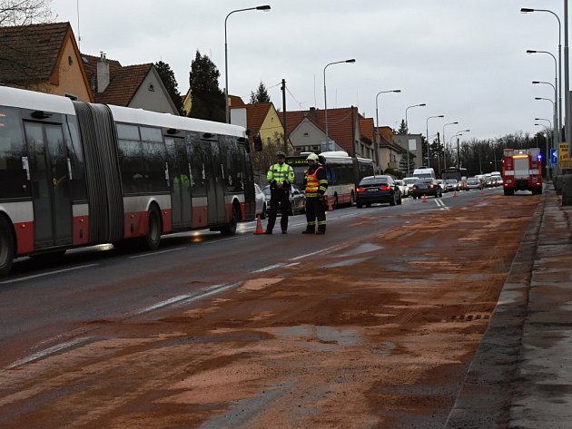 Únik nafty z autobusu. 