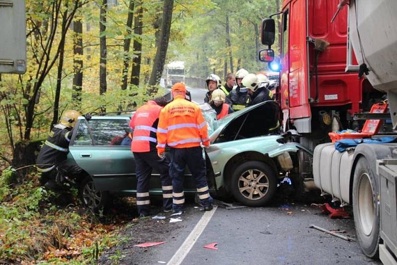 Šedesátiletý řidič utrpěl vážná mnohočetná poranění