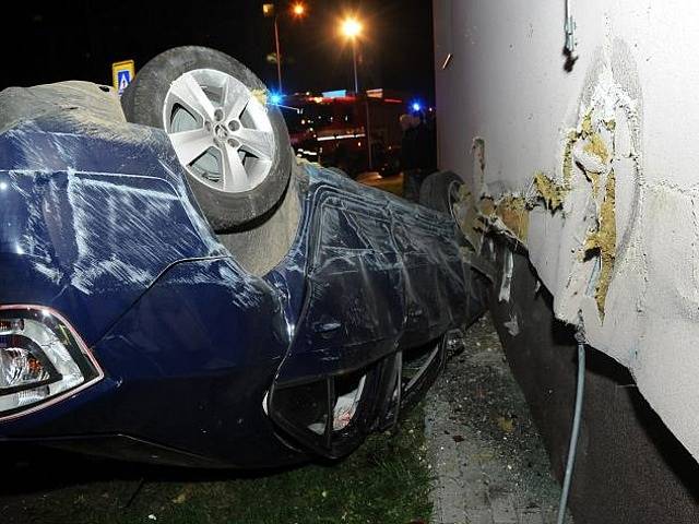 Dopravní nehoda ve Slévačské ulici v pražském Hloubětíně.