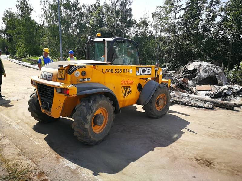 Ještě v pondělí 26. 7. 2021 nebyla dálnice D11 kvůli demolici mostu průjezdná. Akce přitom měla trvat jen do nedělního rána. Příměstské autobusy nabíraly až hodinová zpoždění.