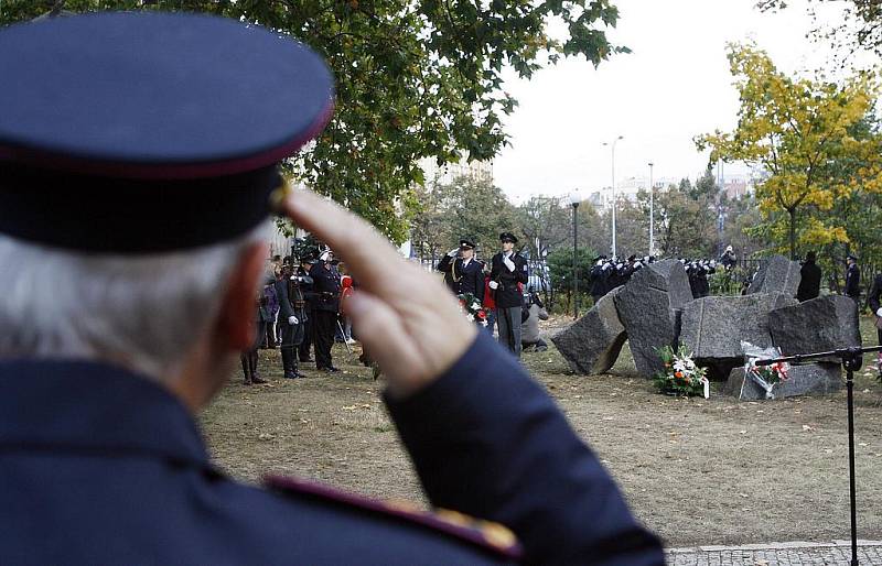 V parku v areálu Muzea policie ČR byl slavnostně odhalen pomník padlým policistům a hasičům. Autorem pomníku je sochař Kurt Gebauer.