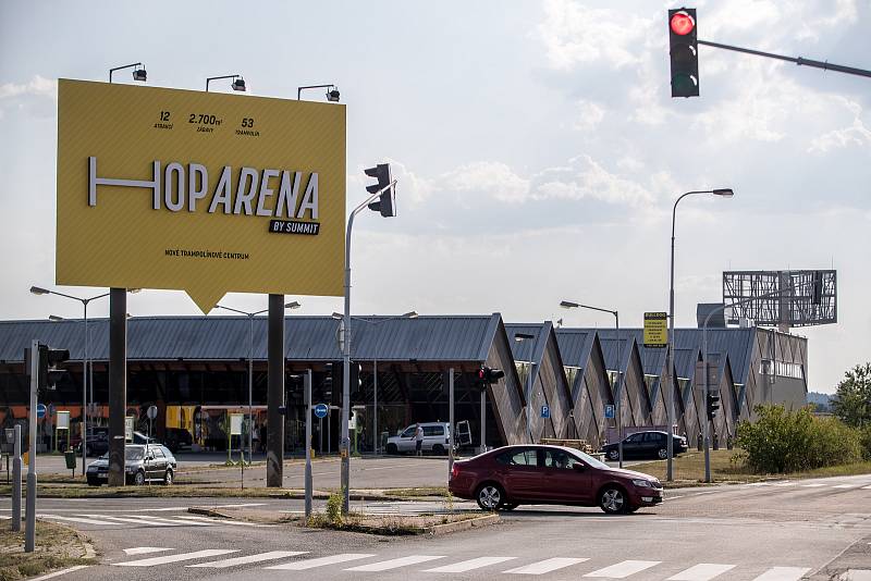 Hop Arena, největší trampolínová aréna v České republice se spoustou originálních pohybových atrakcí v pražských Čestlicích.