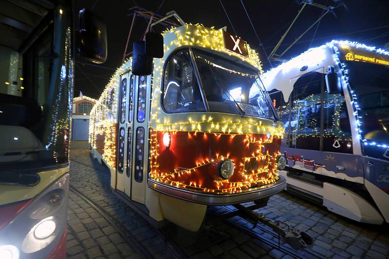 Vánočně nazdobené tramvaje v Praze.