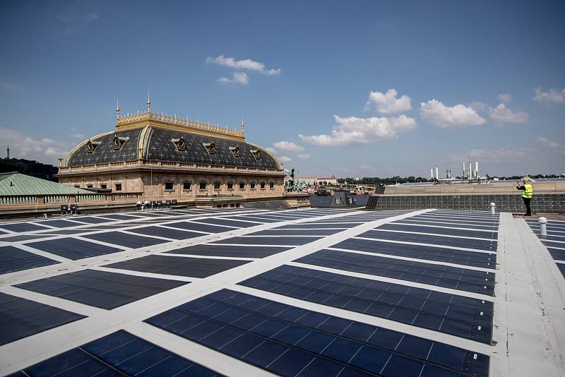 Solarni panely na střeše provozní budovy Národního divadla 25. května v Praze.