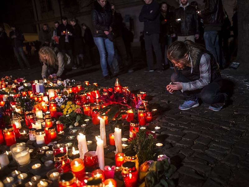 Praha truchlí s Paříží: Před francouzským velvyslanectvím se rozzářily stovky svící.