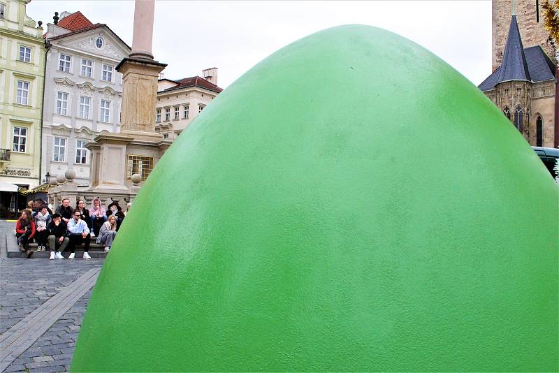 Příprava na Velikonoční trhy na Staroměstském náměstí, Náměstí Míru a Václavském náměstí.