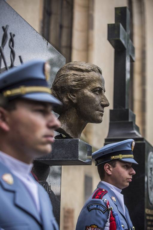 Pietní vzpomínka k uctění památky dr. Milady Horákové, popravené komunistickým režimem před 65 lety, proběhla 26. června na pražském Vyšehradském hřbitově.