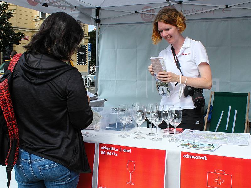 Vinohradské vinobraní. Festival vína na náměstí Jiřího z Poděbrad v Praze 3.