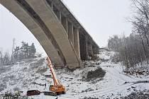 Dokončení prací na provizorním podepření vybraných částí nosné konstrukce mostu na dálnici D1 přes údolí Šmejkalky ohlásilo ve středu 21. prosince Ředitelství silnic a dálnic ČR (ŘSD).