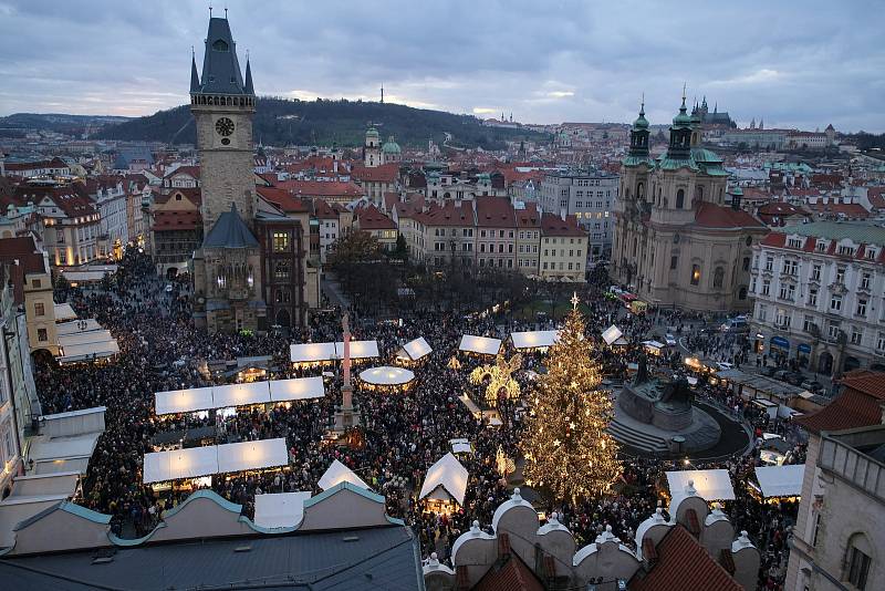 Vánoční Staroměstské náměstí a vyzdobené tramvaje.