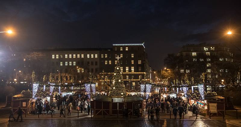 Vánoční trhy na náměstí Míru v Praze, 2017.