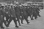 Veřejná bezpečnost rozhánějící demonstraci v srpnu 1969.