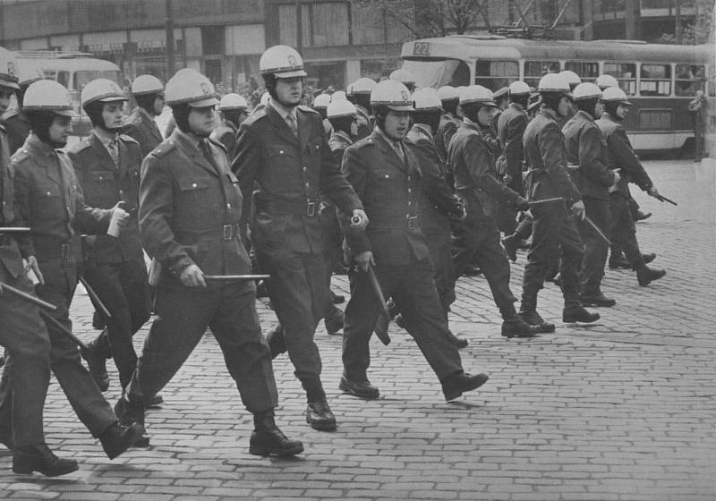 Veřejná bezpečnost rozhánějící demonstraci v srpnu 1969.