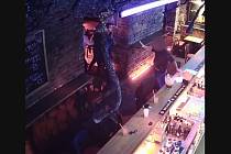 Policie vyšetřuje napadení v baru na Smíchově.