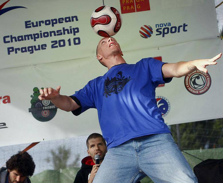 Historicky první Mistrovství Evropy ve Freestyle fotbalu – novém moderním sportu kombinujícím prvky Footbagu, neboli Hackysacku a klasických fotbalových dovedností se konalo v pražských Žlutých lázních.