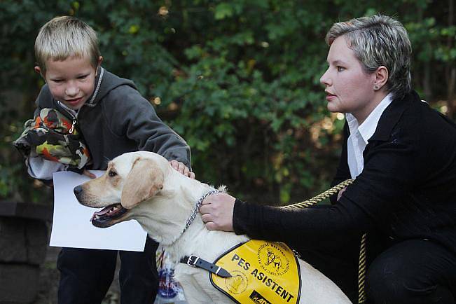 Středisko Helppes v sobotu předalo dalších jedenáct speciálně vycvičených psů novým majitelům.