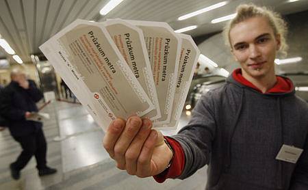 Přepravní průzkum v pražském metru. Cestující ve stanicích dostávali sčítací lístky, které poté odevzdali v cílové stanici. 