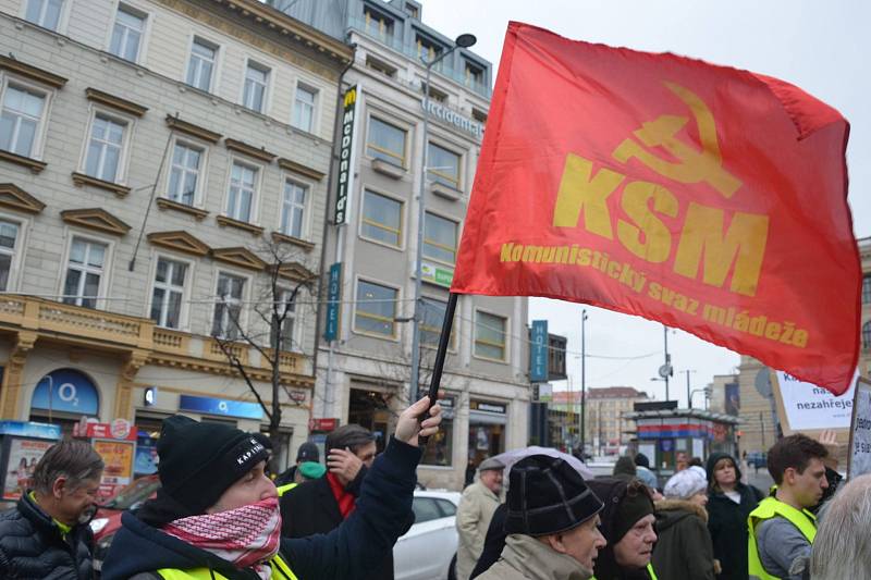 Pražská KSČM uspořádala v Praze protest proti zdražování. Komunisté inspirování demonstranty ve Francii přišli ve žlutých vestách.