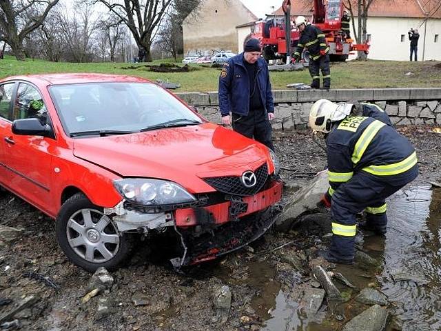 Vyproštění osobní automobilu z rybníka u Břevnovského kláštera v Praze.