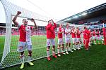 Fotbalové utkání HET ligy mezi celky SK Slavia Praha a SK Sigma Olomouc 11. března v Praze. Hráči Slavie děkují fanouškům. Zleva Jan Bořil, Milan Škoda a Tomáš Souček.