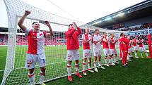 Fotbalové utkání HET ligy mezi celky SK Slavia Praha a SK Sigma Olomouc 11. března v Praze. Hráči Slavie děkují fanouškům. Zleva Jan Bořil, Milan Škoda a Tomáš Souček.