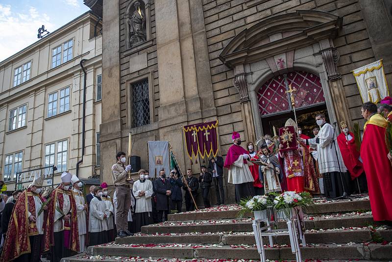 Svatojánské procesí prošlo 15. května centrem Prahy přes Karlův most v rámci 13. ročníku Svatojánských slavností Navalis a 300. výročí od blahořečení nejznámějšího českého světce a patrona lidí od vody Jana Nepomuckého.