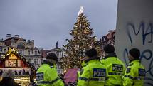 Na Staroměstském náměstí v Praze se 28. listopadu pod zvýšeným dohledem policie rozsvítil vánoční strom a začaly vánoční trhy.